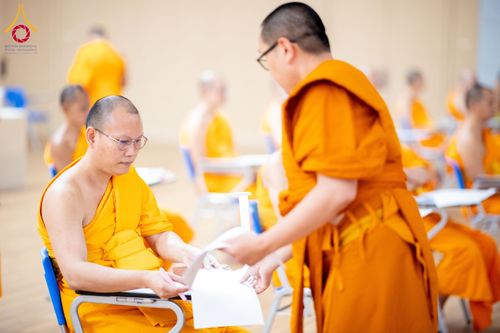 ภาพ No.208864:พระบาทสมเด็จพระเจ้าอยู่หัวทรงพระกรุณาโปรดเกล้าฯ พระราชทานภัตตาหารพระราชทาน แด่พระภิกษุ สามเณร ในการสอบบาลีสนามหลวง ณ วัดพระธรรมกาย วันที่ 22 กุมภาพันธ์ พ.ศ. 2568 ณ วัดพระธรรมกาย อำเภอคลองหลวง จังหวัดปทุมธานี