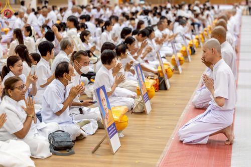 ภาพ No.217031:วันเสาร์ที่ 12 เมษายน พ.ศ. 2568 พิธีเวียนประทักษิณรอบพระมหาธรรมกายเจดีย์  พิธีวันทาเจดีย์ พิธีขอขมาและมอบผ้าไตร ในโครงการอุปสมบทหมู่ บูชาธรรมหลวงพ่อธัมมชโย, โครงการธรรมทายาท ระดับอุดมศึกษา รุ่นที่ 52 ,  โครงการบวชพระนานาชาติ AEC & WAB CEO รุ่นที่ 4 , ณ ว