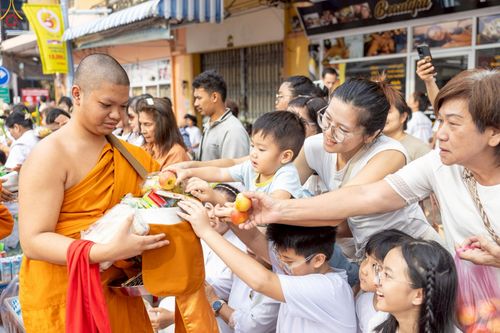 ภาพ No.237139:วันอาทิตย์ที่ 10 สิงหาคม พ.ศ. 2568 มหาสังฆทานครั้งยิ่งใหญ่ ตักบาตรพระ 10,000 รูป ถ.นิพัทธ์อุทิศ 3 ใจกลางนครหาดใหญ่ จ.สงขลา (ชุดที่ 2)