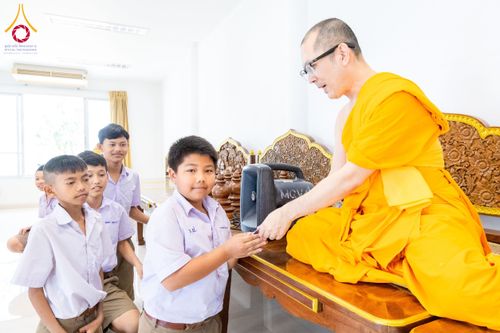 ภาพ No.199074:พิธีทอดผ้าป่าทำนุบำรุงศาสนสถาน ณ วัดบางปลา ตำบลบางปลา อำเภอบางเลน จังหวัดนครปฐม ในโครงการธรรมยาตรา กตัญญูบูชา มหาปูชนียาจารย์ พระมงคลเทพมุนี(สด จนฺทสโร) พระผู้ปราบมาร อนุสรณ์สถาน 7 แห่ง ปีที่ 13 วันที่ 21 มกราคม พ.ศ. 2568