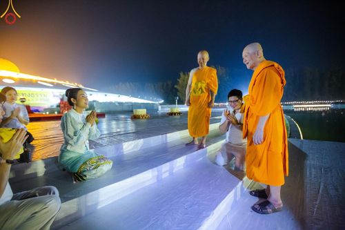 ภาพ No.170378:พิธีลอยกระทงธรรม ณ สระเศรษฐีทะเลบุญ มหาวิหารพระมงคลเทพมุนีฯ วัดพระธรรมกาย วันศุกร์ที่ 15 พฤศจิกายน พ.ศ.2567 (วันเพ็ญ 15 ค่ำ เดือน 12)