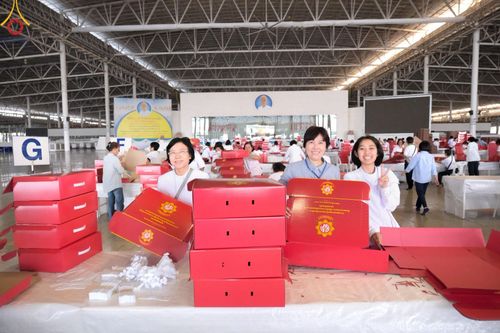 ภาพ No.210954:วันที่ 15 มีนาคม พ.ศ. 2568  บุญบรรจุกล่องไทยธรรม เพื่อถวายแด่พระสังฆาธิการ 40,000 กว่าวัดทั่วไทย ในวันคุ้มครองโลก 22 เมษายน พ.ศ. 2568