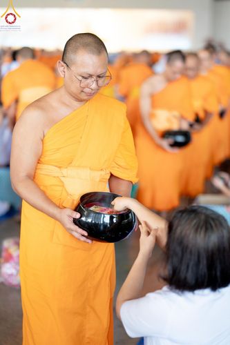 ภาพ No.149984:พิธีตักบาตร , พิธีปฎิบัติธรรม , พิธีถวายภัตตาหารเมนูสวรรค์ ในพรรษาแห่งการเข้าถึงธรรม วันธรรมชัย วันอังคารที่ 27 สิงหาคม พ.ศ.2567 ณ สภาธรรมกายสากล วัดพระธรรมกาย