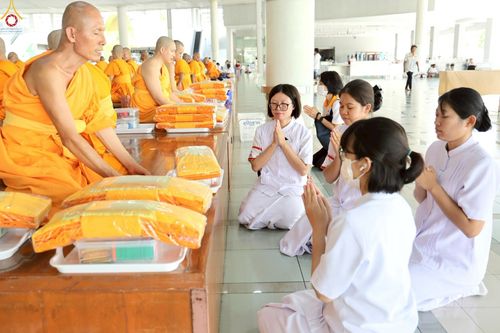 ภาพ No.229758:วันที่ 25 มิถุนายน พ.ศ. 2568 (แรม 15 ค่ำ เดือน 7) พิธีบุพเปตพลี ครั้งที่ 166 ร่วมอุทิศบุญแด่หมู่ญาติที่ล่วงลับไปแล้ว และสืบทอดอายุพระพุทธศาสนา ณ หอฉันคุณยายอาจารย์ฯ วัดพระธรรมกาย