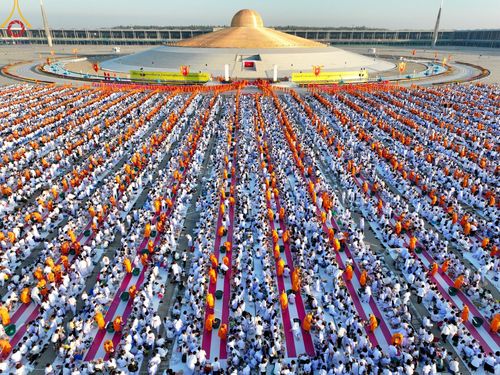 ภาพ No.105324:พิธีตักบาตรฉลองพระบวชใหม่ รุ่นบูชาธรรมมหาปูชนียาจารย์ และต้อนรับศักราชใหม่ วันจันทร์ที่ 1 มกราคม พ.ศ. 2567 ณ ลานธรรมพระมหาธรรมกายเจดีย์ วัดพระธรรมกาย