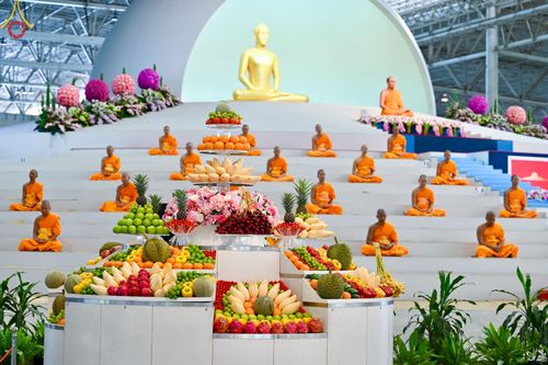 ภาพ No.143474:พิธีตักบาตร ข้าวสารอาหารแห้ง ณ บ้านแก้วเรือนทองคุณยายฯ และ พิธีบูชาข้าวพระ  ณ สภาธรรมกายสากล วัดพระธรรมกาย วันอาทิตย์ที่ 7 กรกฎาคม พ.ศ. 2567