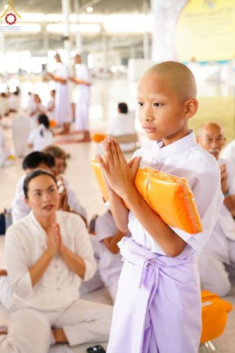 ภาพ No.133987:พิธีขอขมามอบผ้าไตร โครงการบรรพชาสามเณร ศูนย์อบรมวัดพระธรรมกาย ณ วัดพระธรรมกาย วันเสาร์ที่ 6 เมษายน พ.ศ. 2567