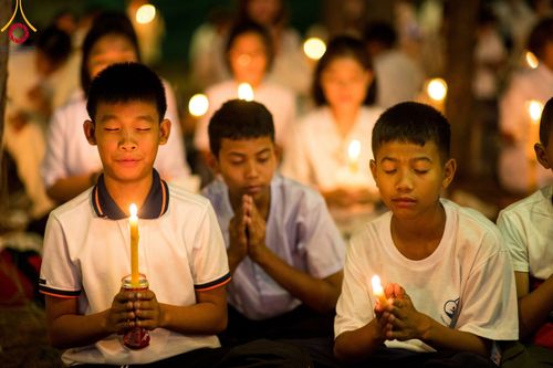 ภาพ No.107197:พิธีจุดประทีปถวายเป็นพุทธบูชา และบูชาธรรมมหาปูชนียาจารย์ ในโครงการธรรมยาตรากตัญญูบูชา มหาปูชนียาจารย์ พระมงคลเทพมุนี(สด จนฺทสโร) พระผู้ปราบมาร  อนุสรณ์สถาน 7 แห่ง ปีที่ 12  วันที่ 6 มกราคม พ.ศ. 2567 ณ อนุสรณ์สถานมหาวิหารพระมงคลเทพมุนี อ.สองพี่น้อง จ.สุพร