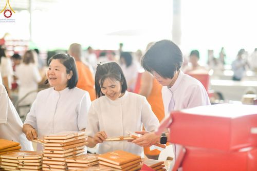 ภาพ No.212105:วันจันทร์ที่ 17 มีนาคม พ.ศ. 2568 บุญบรรจุกล่องไทยธรรม เพื่อถวายแด่พระสังฆาธิการ 40,000 กว่าวัดทั่วไทย ในวันคุ้มครองโลก 22 เมษายน พ.ศ. 2568 ณ บ้านแก้วเรือนทองคุณยายฯ วัดพระธรรมกาย