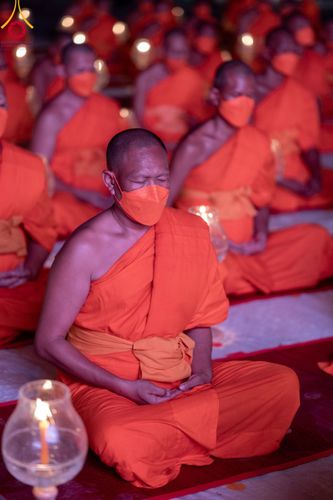 ภาพ No.112093:พิธีจุดประทีปถวายเป็นพุทธบูชา และบูชาธรรมมหาปูชนียาจารย์ พระมงคลเทพมุนี(สด จนฺทสโร) ในโครงการธรรมยาตรา กตัญญูบูชา มหาปูชนียาจารย์ พระมงคลเทพมุนี(สด จนฺทสโร) พระผู้ปราบมาร อนุสรณ์สถาน 7 แห่ง ปีที่ 12 วันที่ 14 มกราคม พ.ศ. 2567 ณ วัดสองพี่น้อง อ.สองพี่น้อง