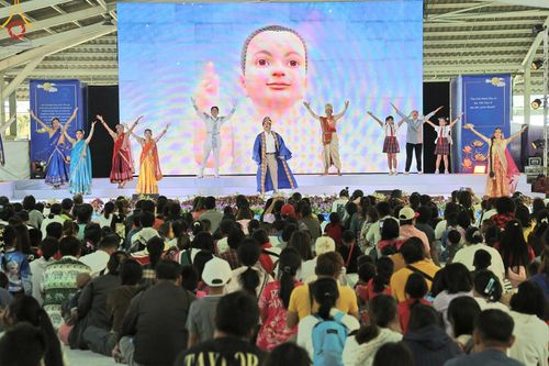 ภาพ No.193945:วัดพระธรรมกาย จัดงานวันเด็กแห่งชาติ ประจำปี พ.ศ.2568 ออกร้านอาหาร 200 ร้าน มอบของขวัญหลายหมื่นชิ้น วันที่ 12 มกราคม พ.ศ. 2568 วัดพระธรรมกาย อ.คลองหลวง จ.ปทุมธานี