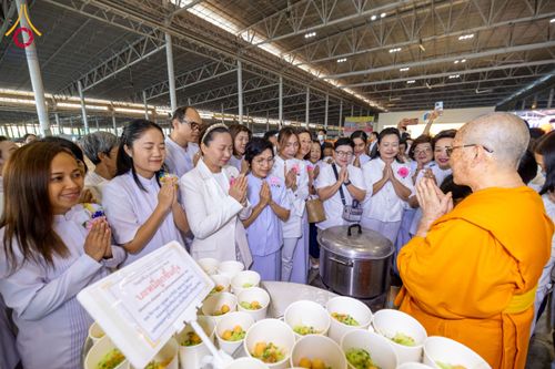 ภาพ No.204368:พิธีถวายภัตตาหารเป็นสังฆทาน แด่พระธรรมยาตรา ณ วัดพระธรรมกาย ตำบลคลองสาม อำเภอคลองหลวง จังหวัดปทุมธานี ในโครงการธรรมยาตรา กตัญญูบูชา มหาปูชนียาจารย์ พระมงคลเทพมุนี(สด จนฺทสโร) พระผู้ปราบมาร อนุสรณ์สถาน 7 แห่ง ปีที่ 13 วันที่ 31 มกราคม พ.ศ. 2568