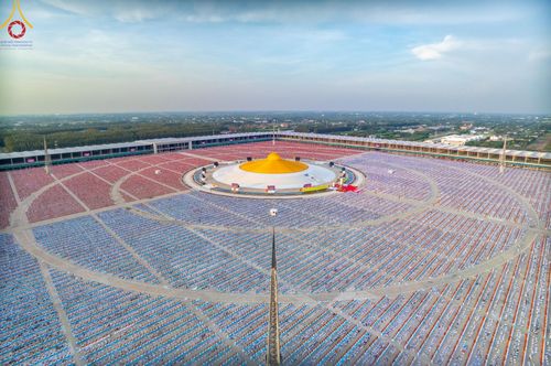 ภาพ No.221640:วันอังคารที่ 22 เมษายน พ.ศ. 2568 ภาพพิธีถวายมหาสังฆทานคณะสงฆ์ 40,000 กว่าวัดทั่วประเทศ เนื่องในวันคุ้มครองโลก ชุดที่ 2 (ปลื้มให้สมการรอคอย) ณ ลานธรรมพระมหาธรรมกายเจดีย์ วัดพระธรรมกาย