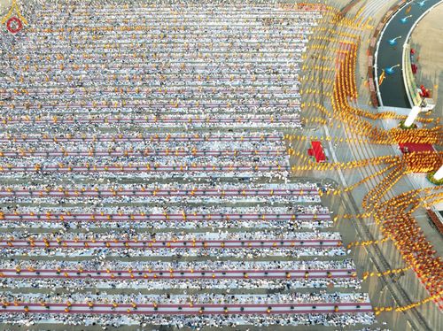 ภาพ No.187815:พิธีตักบาตรฉลองพระใหม่ ต้อนรับพุทธศักราช 2568 ณ ลานธรรมพระมหาธรรมกายเจดีย์ วัดพระธรรมกาย จ.ปทุมธานี วันที่ 1 มกราคม พ.ศ. 2568