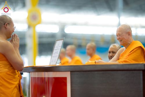 ภาพ No.237520:วันอาทิตย์ที่ 10 สิงหาคม พ.ศ.2568 พิธีมอบใบประกาศเกียรติคุณ โครงการสอบบาลี "ฉลองแชมป์" บูชาธรรม 80 ปี หลวงพ่อธัมมชโย ประจำปี 2568 และ พิธีมอบดวงแก้วสามเณรทรงบาลีไวยากรณ์ ณ สภาธรรมกายสากล วัดพระธรรมกาย ปทุมธานี