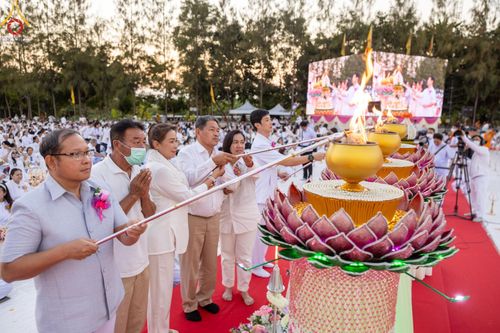 ภาพ No.192724:พิธีจุดประทีปถวายเป็นพุทธบูชา และบูชาธรรมมหาปูชนียาจารย์ ณ อนุสรณ์สถานคลองบางนางแท่น อ.สามพราน จ.นครปฐม ในโครงการธรรมยาตรา กตัญญูบูชา มหาปูชนียาจารย์ พระมงคลเทพมุนี(สด จนฺทสโร) พระผู้ปราบมาร อนุสรณ์สถาน 7 แห่ง ปีที่ 13 วันที่ 10 มกราคม พ.ศ. 2568