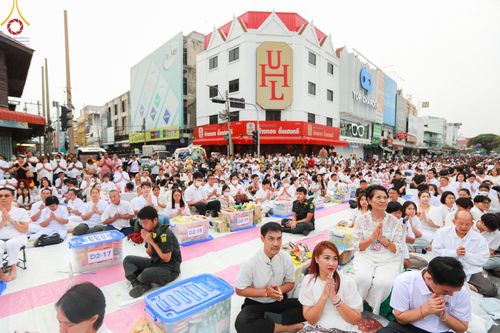 ภาพ No.126123:พิธีทำบุญเมืองนครราชสีมา ฉลอง 556 ปี ตักบาตรพระ 10,000 รูป ในวันเสาร์ที่ 2 มีนาคม พ.ศ.2567 ณ อนุสาวรีย์ท้าวสุรนารี จ.นครราชสีมา จัดโดย คณะสงฆ์จังหวัดนครราชสีมา ร่วมกับสำนักงานจังหวัดนครราชสีมา