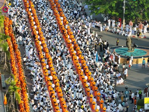 ภาพ No.101899:ตักบาตรพระ 10,000 รูป เติมบุญให้แผ่นดิน เนื่องในโอกาส 192 ปี จังหวัดกาญจนบุรี หนึ่งในโครงการตักบาตรพระ 2,000,000 รูป  77 จังหวัดทุกวัดทั่วไทย วันจันทร์ที่ 11 ธันวาคม พ.ศ. 2566 บริเวณถนนสองแคว (SKY WALK) เมืองกาญจนบุรี