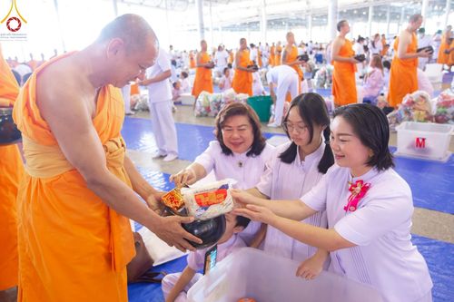 ภาพ No.222055:วันที่ 4 พฤษภาคม พ.ศ. 2568 พิธีตักบาตร เนื่องในวันอาทิตย์ต้นเดือน ณ บ้านแก้วเรือนทองคุณยายฯ วัดพระธรรมกาย