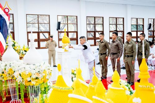 ภาพ No.276094:วันที่ 5 ธันวาคม พ.ศ. 2568 พสกนิกรอำเภอคลองหลวง พร้อมใจบำเพ็ญกุศลอุทิศถวาย “ในหลวงรัชกาลที่ 9” น้อมรำลึกในพระมหากรุณาธิคุณ เนื่องในวันคล้ายวันพระบรมราชสมภพ วันชาติ และวันพ่อแห่งชาติ ณ อาคารปลูกศรัทธา 2 วัดพระธรรมกาย อำเภอคลองหลวง จังหวัดปทุมธานี