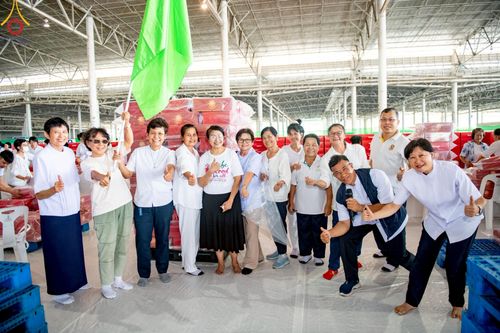 ภาพ No.214413:วันที่ 29 มีนาคม พ.ศ.2568 กิจกรรมใส่ถุงซิปกล่องไทยธรรม เพื่อรักษาความประณีตของกล่องไทยธรรม ในทุกสภาพอากาศ ณ บ้านแก้วเรือนทองคุณยาย วัดพระธรรมกาย