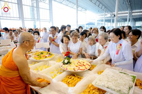 ภาพ No.203753:พิธีถวายภัตตาหารเป็นสังฆทาน แด่พระธรรมยาตรา ณ วัดพระธรรมกาย ตำบลคลองสาม อำเภอคลองหลวง จังหวัดปทุมธานี ในโครงการธรรมยาตรา กตัญญูบูชา มหาปูชนียาจารย์ พระมงคลเทพมุนี(สด จนฺทสโร) พระผู้ปราบมาร อนุสรณ์สถาน 7 แห่ง ปีที่ 13 วันที่ 30 มกราคม พ.ศ. 2568