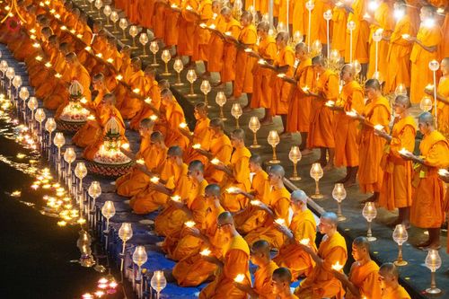 ภาพ No.197227:พิธีจุดประทีปถวายเป็นพุทธบูชา และบูชาธรรมมหาปูชนียาจารย์ ณ วัดโบสถ์(บน) ตำบลบางคูเวียง อำเภอบางกรวย จังหวัดนนทบุรี ในโครงการธรรมยาตรา กตัญญูบูชา มหาปูชนียาจารย์ พระมงคลเทพมุนี(สด จนฺทสโร) พระผู้ปราบมาร อนุสรณ์สถาน 7 แห่ง ปีที่ 13 วันที่ 18 มกราคม พ.ศ. 25