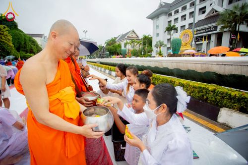 ภาพ No.226158:วันอาทิตย์ที่ 25 พฤษภาคม พ.ศ. 2568 พิธีตักบาตรพระ 1,000 รูปเมืองตรัง ครบรอบ 110 ปี เมืองทับเที่ยง ถวายเป็นพุทธบูชา ถวายเป็นพระราชกุศลแด่รัชกาลที่ 10 และอุทิศส่วนกุศลแด่อดีตเจ้าเมืองตรัง และบรรพบุรุษ ณ บริเวณหน้าศาลากลางจังหวัดตรัง ถนนพระราม 6