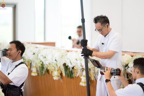 ภาพ No.239838:วันที่ 16-17 สิงหาคม พ.ศ. 2568 การปฏิบัติหน้าที่ของเจ้าหน้าที่ทุกสถานะ เพื่องานพิธีอัญเชิญรูปเหมือนพระมงคลเทพมุนี (สด จันทสโร) และพิธีกดปุ่มอัญเชิญรูปเหมือน พระมงคลเทพมุนี (สด จันทสโร) ณ มหาวิหารแก้วพระมงคลเทพมุนี ศูนย์ปฏิบัติธรรมแก้วเมืองเลย จ.เลย