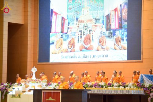 ภาพ No.232099:วันอาทิตย์ที่ 6 กรกฏาคม พ.ศ. 2568 พิธีตักบาตร ข้าวสารอาหารแห้ง  พิธีบูชาข้าวพระ สัมมนาพิเศษราชเหล็ก ณ สภาธรรมกายสากล วัดพระธรรมกาย