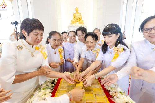 ภาพ No.239473:วันอาทิตย์ที่ 17 สิงหาคม พ.ศ. 2568 พิธีกดปุ่มอัญเชิญรูปเหมือน พระมงคลเทพมุนี (สด จันทสโร)  ณ มหาวิหารแก้วพระมงคลเทพมุนี  ศูนย์ปฏิบัติธรรมแก้วเมืองเลย