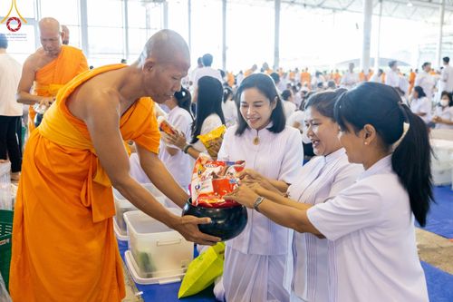 ภาพ No.151079:พิธีตักบาตร ในวันอาทิตย์ต้นเดือน วันที่ 1 กันยายน พ.ศ. 2567 ณ สภาธรรมกายสากล วัดพระธรรมกาย