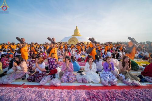 ภาพ No.198215:พิธีต้อนรับพระธรรมยาตรา ณ อนุสรณ์สถานลำดับที่ 5 สถานที่เผยแผ่วิชชาธรรมกายครั้งแรก อนุสรณ์สถานบางปลา วัดบางปลา อำเภอบางเลน จังหวัดนครปฐม ในโครงการธรรมยาตรา กตัญญูบูชา มหาปูชนียาจารย์ พระมงคลเทพมุนี(สด จนฺทสโร) พระผู้ปราบมาร ปีที่ 13 วัน 19 มกราคม พ.ศ.2568
