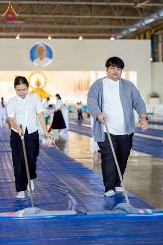 ภาพ No.277075:วันอาทิตย์ที่ 7 ธันวาคม พ.ศ. 2568 พิธีตักบาตรอาทิตย์ต้นเดือน ณ บ้านแก้วเรือนทองคุณยายฯ วัดพระธรรมกาย