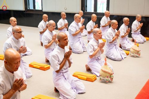ภาพ No.159781:พิธีตัดปอยผมปลงผมนาคธรรมทายาท, พิธีบรรพชาอุปสมบทหมู่ โครงการอุปสมบทหมู่บูชาธรรม 140 ปี พระมงคลเทพมุนี (สด จนฺทสโร) ณ โบสถ์พระไตรปิฏก วัดพระธรรมกาย วันเสาร์ที่ 5 ตุลาคม พ.ศ. 2567