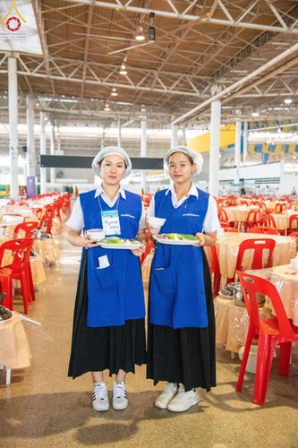 ภาพ No.58899:V.40 ภัตตาหารพระหมื่นวัด เราจัดให้ การปฏิบัติงานของเจ้าหน้าที่และอาสาสมัคร เพื่อรับบุญในการถวายภัตตาหาร แด่คณะสงฆ์ 10,000 กว่าวัดทั่วประเทศ ที่มาร่วมงานวันคุ้มครองโลก จันทร์ที่ 22 เมษายน พ.ศ. 2567 ณ วัดพระธรรมกาย