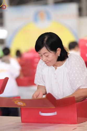 ภาพ No.212337:วันพุธที่ 19 มีนาคม พ.ศ. 2568 การบรรจุไทยธรรมลงกล่องสำเร็จ 43,500 กล่อง เพื่อถวายแด่พระสังฆาธิการ 40,000 กว่าวัดทั่วไทย ในวันคุ้มครองโลก 22 เมษายน พ.ศ. 2568 ณ บ้านแก้วเรือนทองคุณยายฯ วัดพระธรรมกาย