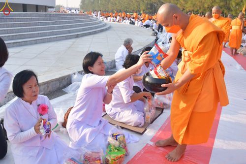 ภาพ No.110324:พิธีตักบาตรพระธรรมยาตราฯ ในโครงการธรรมยาตรากตัญญูบูชา มหาปูชนียาจารย์ พระมงคลเทพมุนี(สด จนฺทสโร) พระผู้ปราบมาร ปีที่ 12 ณ อนุสรณ์สถานลำดับที่ 2 สถานที่ตั้งมโนปณิธานบวชตลอดชีวิต อนุสรณ์สถานบางนางแท่น จ.นครปฐม วันที่ 11 มกราคม พ.ศ. 2567