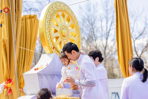 ภาพ No.62458:คณะศิษยานุศิษย์รวมใจสถาปนาและสมโภช ธรรมจักร เพื่ออัญเชิญประดิษฐาน ณ ยอดอุโบสถ 80 ปี หลวงพ่อธัมมชโย วัดพระธรรมกายนิวเจอร์ซี ประเทศสหรัฐอเมริกา  วันอาทิตย์ที่ 7 เมษายน พ.ศ. 2567