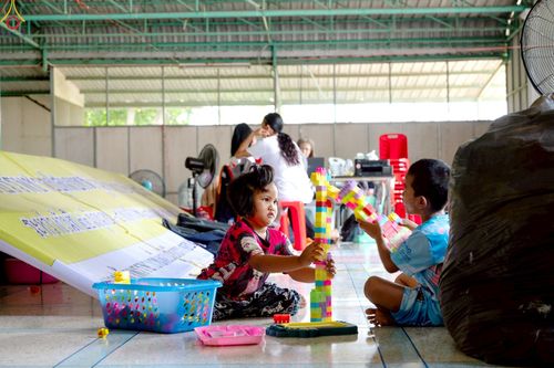 ภาพ No.235478:วันที่ 30-31 กรกฎาคม พ.ศ. 2568 วัดพระธรรมกาย มูลนิธิธรรมกาย ร่วมกับศูนย์ส่งเสริมศีลธรรมจังหวัดสุรินทร์ เปิดศูนย์พักพิงชั่วคราวเพื่อช่วยเหลือประชาชน ผู้อพยพจากเหตุปะทะกันตามแนวชายแดน ไทย-กัมพูชา ตั้งแต่วันที่ 24 กรกฎาคม พ.ศ.2568 เป็นต้นไป