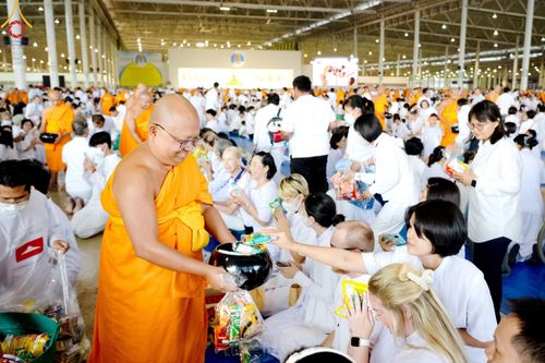 ภาพ No.207313:พิธีตักบาตร และปฏิบัติธรรมช่วงสาย ในวันมาฆบูชา วันพุธที่ 12 กุมภาพันธ์ พ.ศ. 2568 ณ วัดพระธรรมกาย จังหวัดปทุมธานี