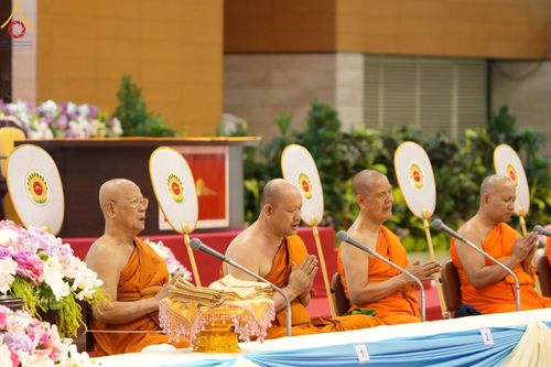 ภาพ No.146170:วันมหารำลึก ครั้งที่ 34 พิธีร่วมรำลึกถึงนักสร้างบารมีที่ล่วงลับไปแล้ว , พิธีสวดพระพุทธมนต์ ณ ห้องแก้วสารพัดนึก 1 วัดพระธรรมกาย วันเสาร์ที่ 27 กรกฎาคม พ.ศ. 2567