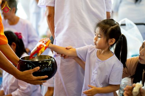 ภาพ No.256850:วันที่ 5 ตุลาคม พ.ศ. 2568 พิธีตักบาตร ข้าวสารอาหารแห้ง ณ บ้านแก้วเรือนทองคุณยายฯ สภาธรรมกายสากล วัดพระธรรมกาย