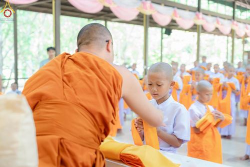 ภาพ No.135130: พิธีบรรพชาสามเณร  พิธีตักบาตรฉลองสามเณรใหม่ วันที่ 1 เมษายน พ.ศ.2567 ในโครงการบรรพชาสามเณรฟื้นฟูพระพุทธศาสนาทั่วไทย ณ ศูนย์ปฏิบัติธรรมแก้วเมืองเลย