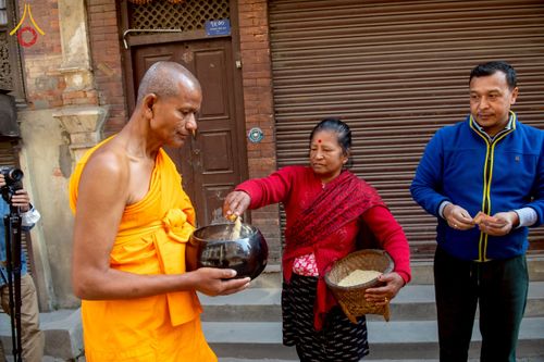 ภาพ No.213189:วันที่ 17 - 18 มีนาคม พ.ศ. 2568 คณะสงฆ์และสามเณรเดินบิณฑบาต รอบเมืองในพื้นที่ วัดสยมภูวนาถและราชวังปาตัน ณ เมืองกาฐมาณฑุ ประเทศเนปาล
