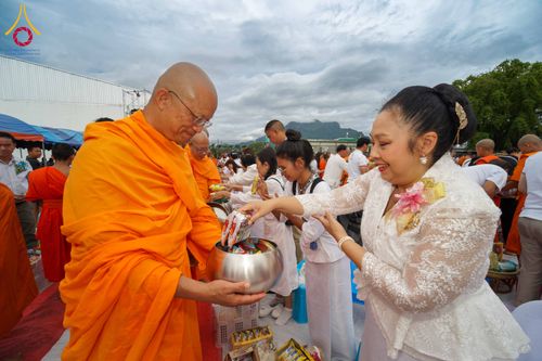 ภาพ No.330357:วันเสาร์ที่ 30 พฤษภาคม พ.ศ.2569 พิธีทำบุญฉลองครบรอบ 117 ปี เมืองเชียงดาว  ตักบาตรพระ 1,112 รูป และ พิธีทักษิณานุปาทานแด่พระนเรศวรมหาราช ณ ตลาดฟ้าเพียงดาว อ.เชียงดาว จ.เชียงใหม่