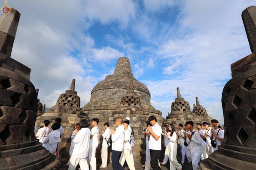 ภาพ No.330042:วันที่ 27-29 พฤษภาคม พ.ศ.2569 MBMI Tangerang (Majelis Agama Buddha Mahanikaya) ได้มีการเตรียมงานเพื่อจัดงานวิสาขบูชานานาชาติ  ชึ่งในงานจะมีการจุดประทีปโคมลาน โคมลอย กว่า 20,000 ดวง  เพื่อน้อมถวายเป็นพุทธบูชา และเพื่อเป็นการกระชับสัมพันธมิตรภาพ