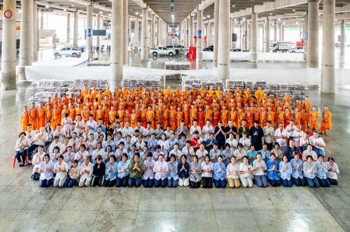 ภาพ No.322247:วันที่ 14 เมษายน พ.ศ.2569 การเตรียมแผ่นรองนั่ง เพื่องานถวายมหาสังฆทาน 40,000 กว่าวัดทั่วประเทศ วันคุ้มครองโลก 22 เมษายน พ.ศ.2569 วัดพระธรรมกาย