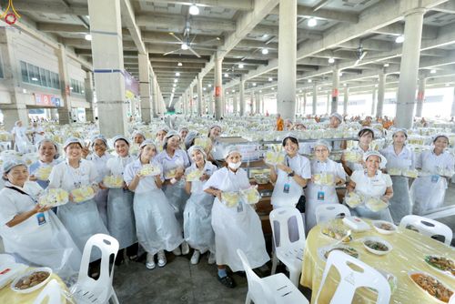 ภาพ No.323682:วันที่ 22 เมษายน พ.ศ.2569(วันคุ้มครองโลก) งานถวายมหาสังฆทาน 40,000 กว่าวัดทั่วประเทศ คณะสงฆ์ฉันภัตตาหารเพล