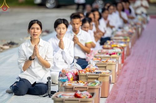 ภาพ No.137619:พิธีตักบาตร พิธีถวายสังฆทานแด่คณะสงฆ์ 323 วัด พิธีทำบุญอุทิศส่วนกุศลแด่ผู้วายชนม์ ในเหตุการณ์ความไม่สงบ 4 จังหวัดชายแดนภาคใต้ ปีที่ 20 ครั้งที่ 169 และพิธีมอบกองทุนหนุนแรงใจช่วยครูใต้ ปีที่ 17 ครั้งที่ 134 วันที่ 25 พฤษภาคม พ.ศ.2567 อ.ตากใบ จ.นราธิวาส